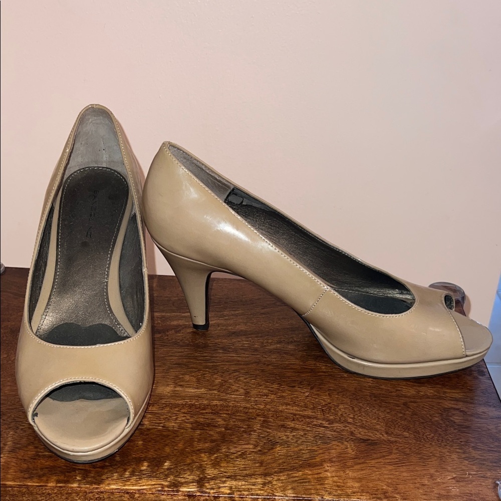 Bandolino Beige Peep-Toe Heels
